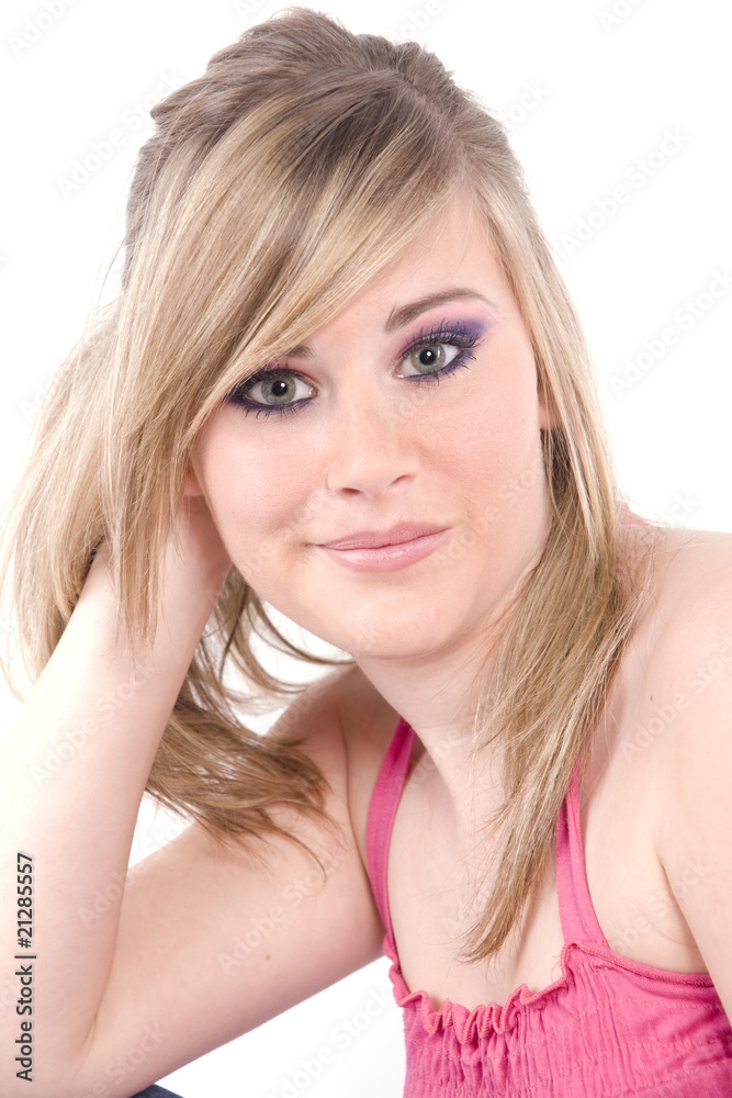 portrait d'une ravissante jeune fille blonde portrait d'une ravissante jeune fille blonde