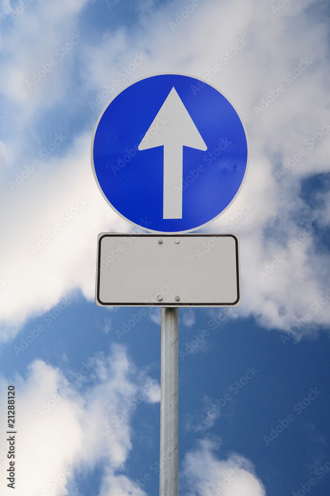 Segnale stradale con freccia in alto e cartello Stock Photo | Adobe Stock
