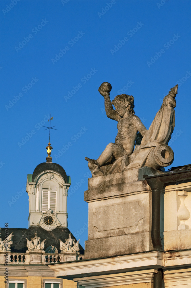 Detail Figuren des Karlsruher Schlosses