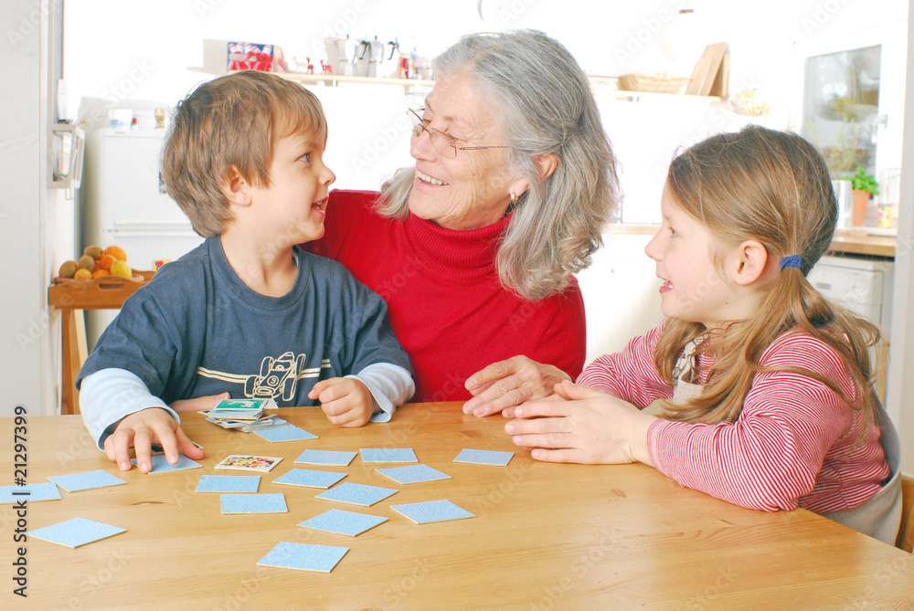 Fototapeta premium Oma und Enkelkinder spielen Memory