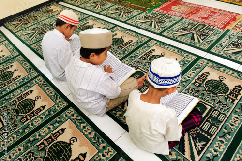 Canvas Print Muslim Boy Reading Koran