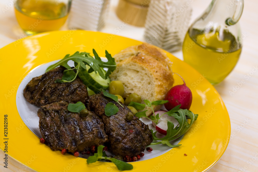 Fotografie Lamm Medaillons - Steak- mit Rucola, Baguette