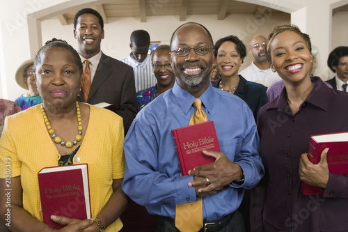 Fotografie sunday service congregation standing in church with bibles portrait