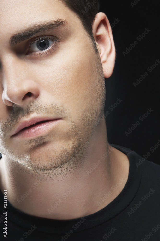 Obraz premium young man looking into camera