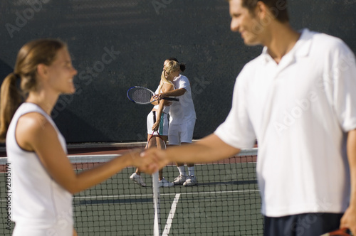 Valokuva tennis players shaking hands at net side view