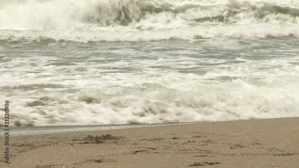 Frau geht ins Meer Frau geht ins Meer
