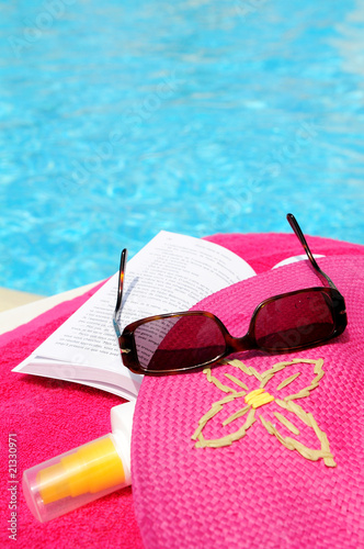 Bord de piscine avec lunettes soleil