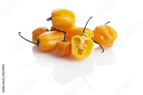 Quadro su tela gelbe habanero chili schoten isoliert auf weiß
