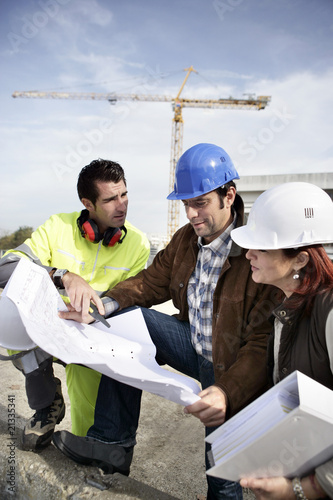 Professionnels du bâtiment lisant plan de chantier photo