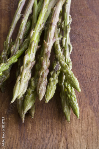 asparagi freschi in luce naturale