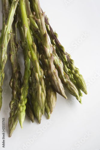 asparagi freschi in luce naturale