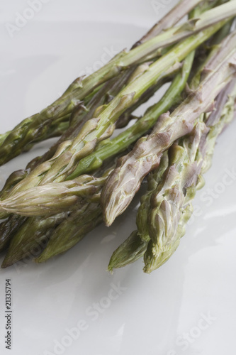 asparagi freschi in luce naturale