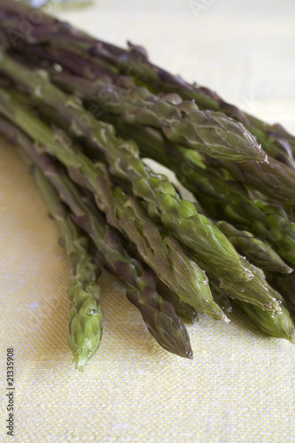 asparagi freschi in luce naturale
