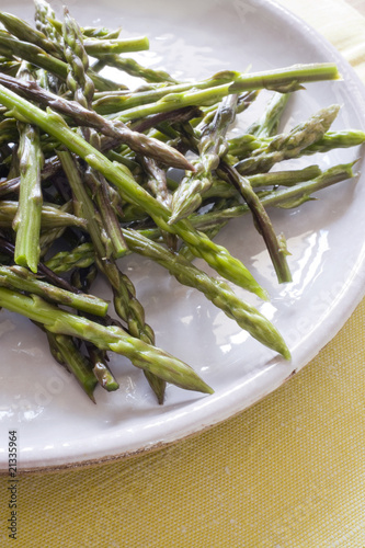 asparagi freschi in luce naturale