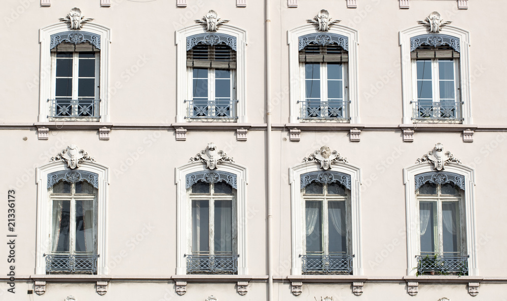 Grandes fenetres sur facade de batiment clair