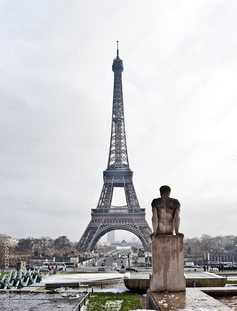 Fototapeta premium Tour Eiffel view with Chaillot sculpture