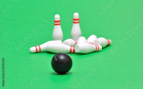 Birilli e boccia da bowling in miniatura photo