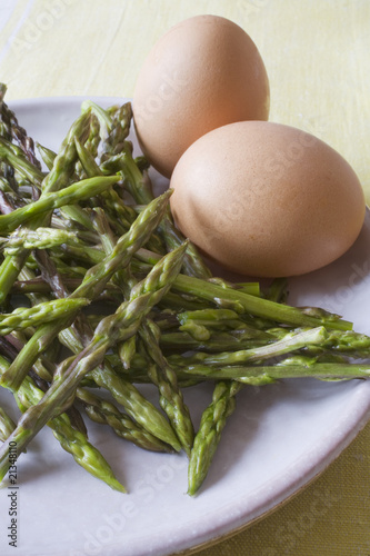 asparagi freschi con le uova
