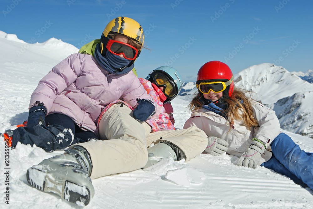 Enfant jouant dans la neige Enfant jouant dans la neige