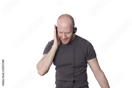 Mann hört Musik über Kopfhörer