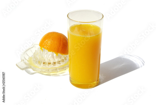 Foto jus d'orange pressée sur fond blanc