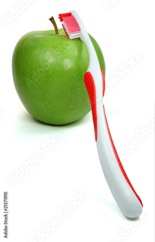 Rote Zahnbürste vor Apfel