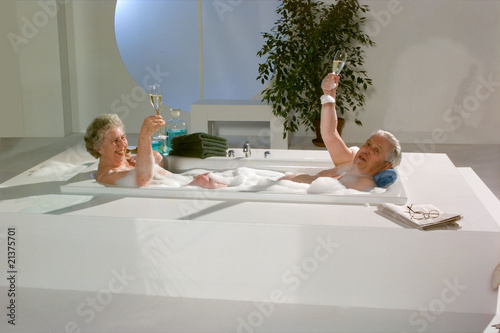 Oma und Opa in der Badewanne trinkten Champagner