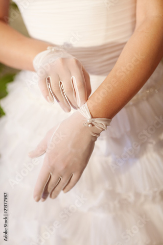 bride puts on a white glove