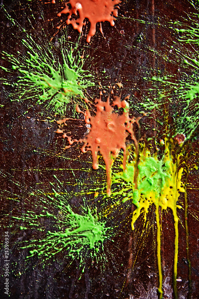 kolorowe plamy na drewnianej desce podczas gry w paintball - obrazy, fototapety, plakaty 