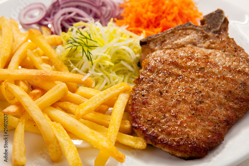 Grilled meat with chips and vegetables