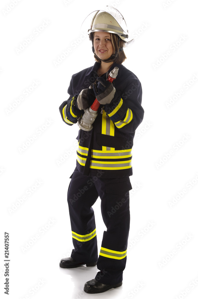 Junge Feuerwehrfrau in Uniform hält Feuerspritze Junge Feuerwehrfrau in Uniform hält Feuerspritze