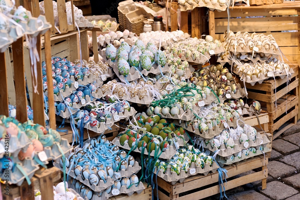 Obraz premium Bunte, bemalte Ostereier am Ostermarkt