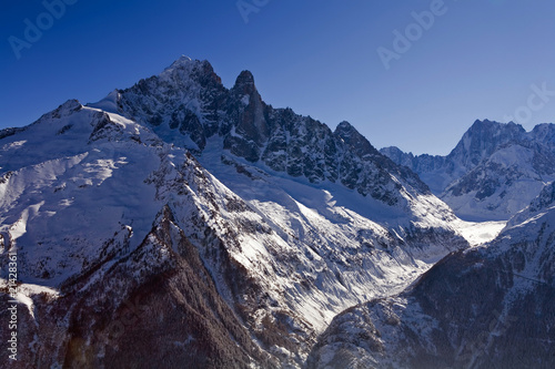 Paysage de montagne du Massif du Mont-Blanc en savoie dans les A