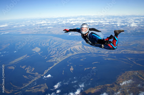 Canvas Print Skydiver falls through the air