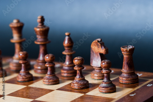 Czarne szachy na niebieskim tle