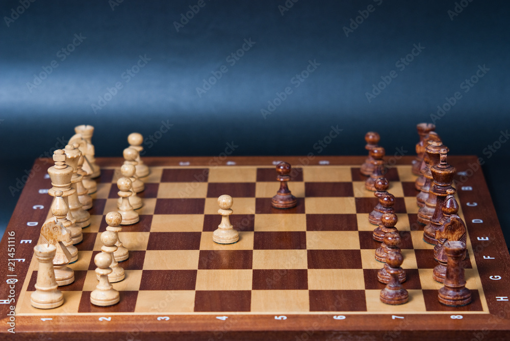 Szachownica z szachami obrona sycylijska - obrazy, fototapety, plakaty 