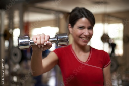 Frau beim Hanteltraining im Fitnessstudio