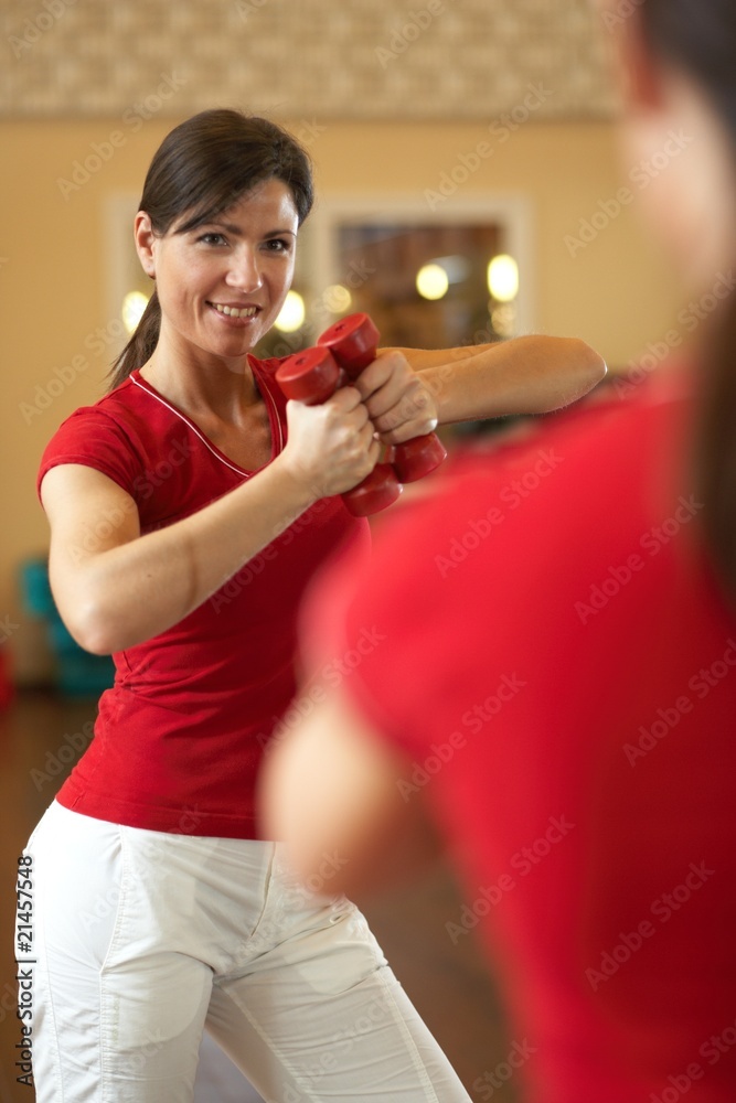 Erwachsene Frau im Fitnessstudio