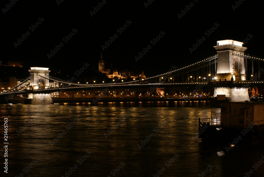 Kettenbrücke in Budapest bei Nacht