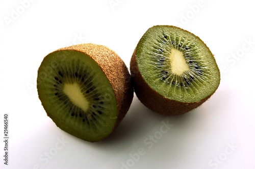 Kiwi halves © aigielsk