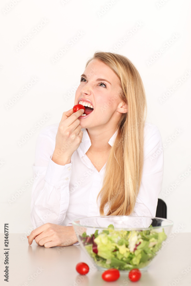junge hübsche Frau beim Salat essen junge hübsche Frau beim Salat essen