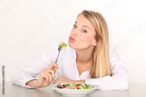 junge h  bsche Frau beim Salat essen