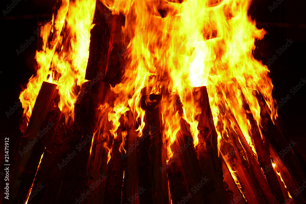 Feuer und Flammen verbrennen Scheiterhaufen Feuer und Flammen verbrennen Scheiterhaufen