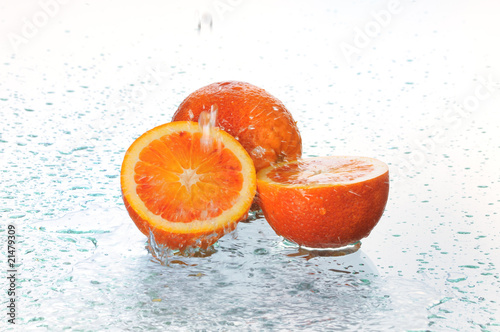 Fototapeta Naklejka Na Ścianę i Meble -  orange in water