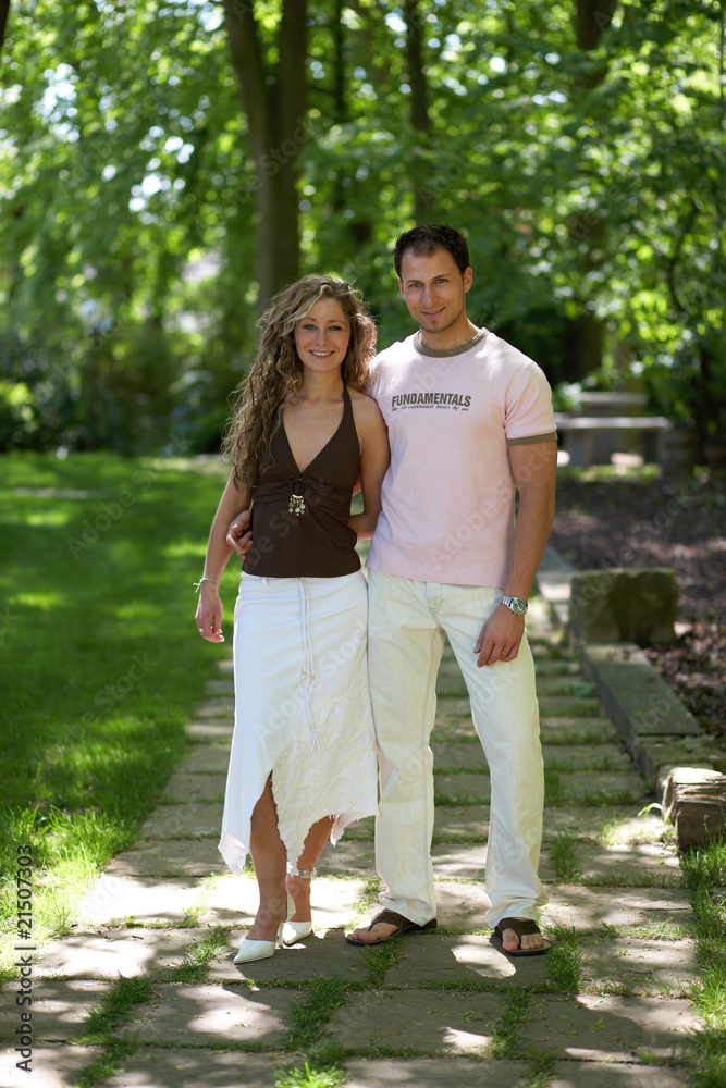 Fototapeta premium Arm in Arm auf Weg spazierend