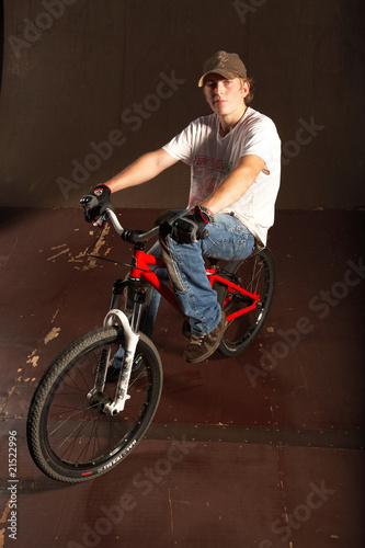 Portrait Teenager mit Rad