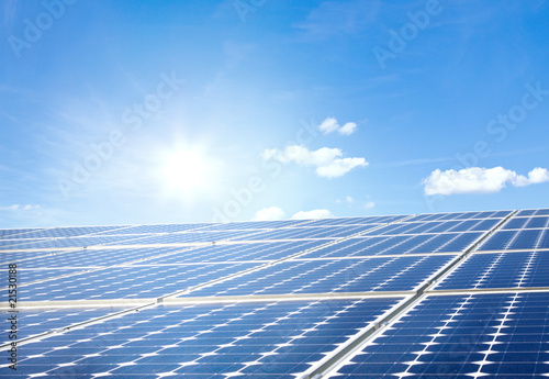 Solarpanels mit Himmel und Sonne