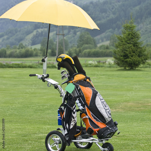 Golf-Caddy mit Regenschirm