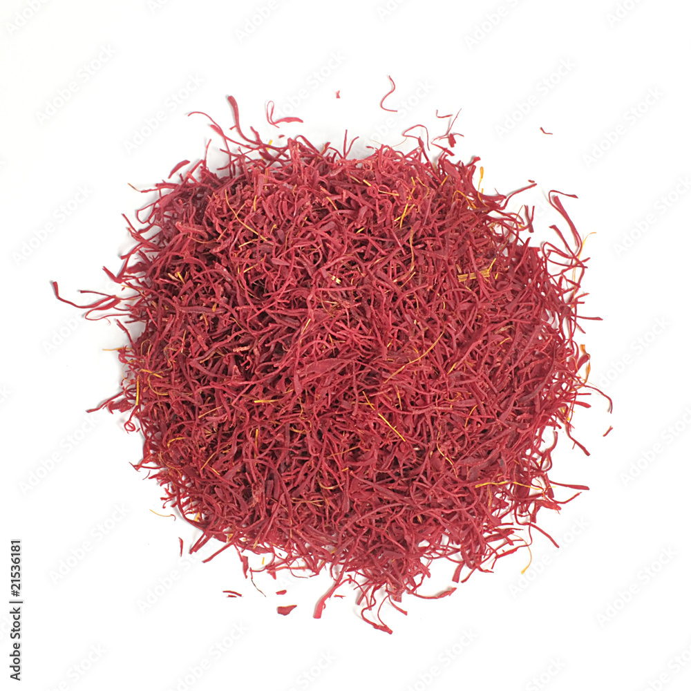 Naklejka premium Pistilli di zafferano su fondo bianco