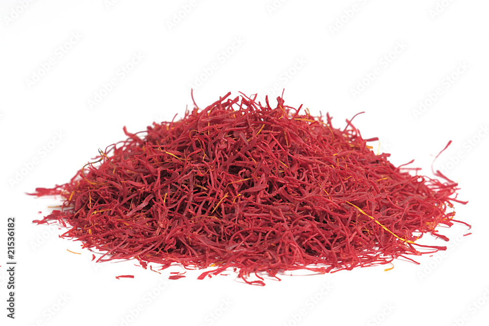 Naklejka premium Pistilli di zafferano su fondo bianco